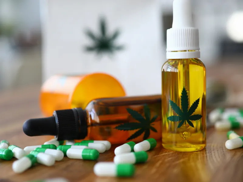 Productos de cannabis y cápsulas sobre una mesa