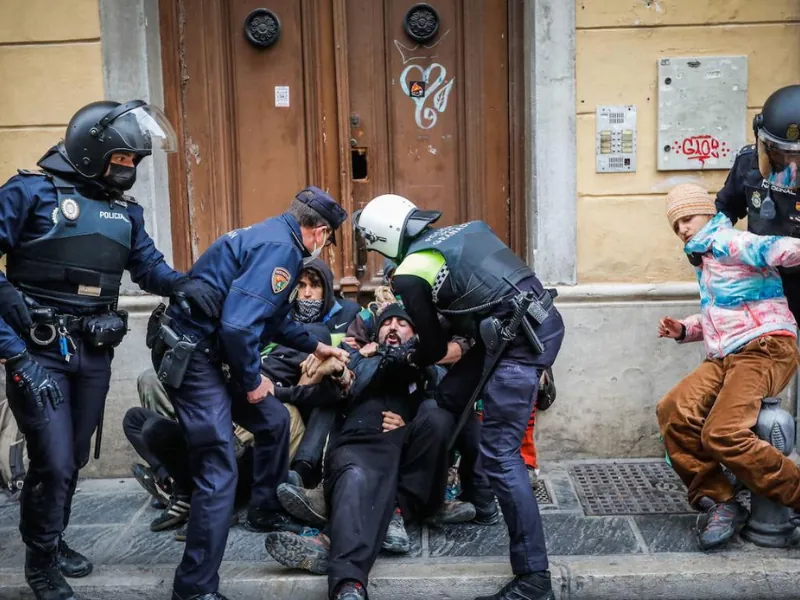 Agentes de policía durante un desahucio frente a un portal