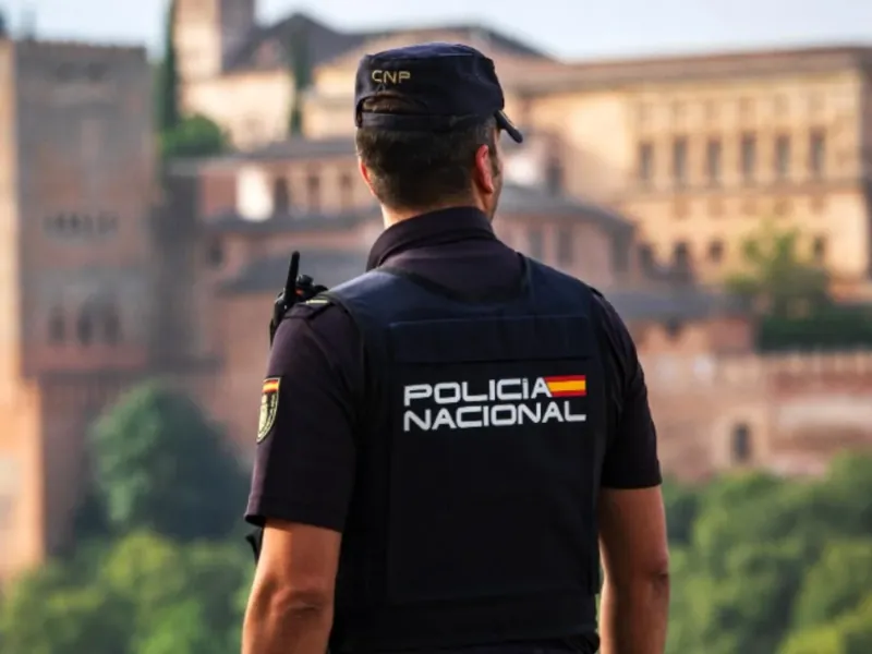 Agente de la Policía Nacional de espaldas en la calle